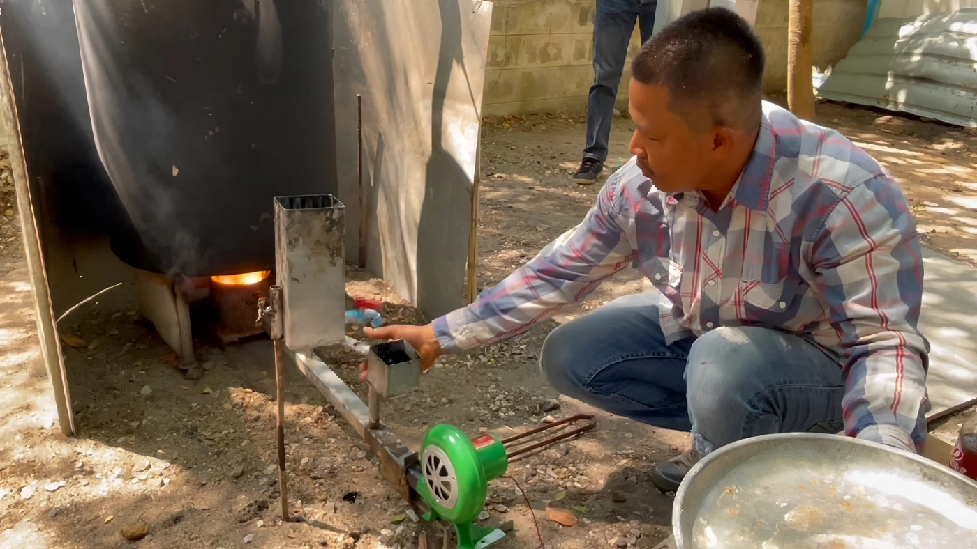 พึ่งพาตนเอง! ขยะ 1 กก. แลกน้ำมัน 1 ลิตร! วัดศรีชัยวัฒนาราม โชว์นวัตกรรม กลั่น "พลาสติก" เป็น "ดีเซล" (มีคลิป)