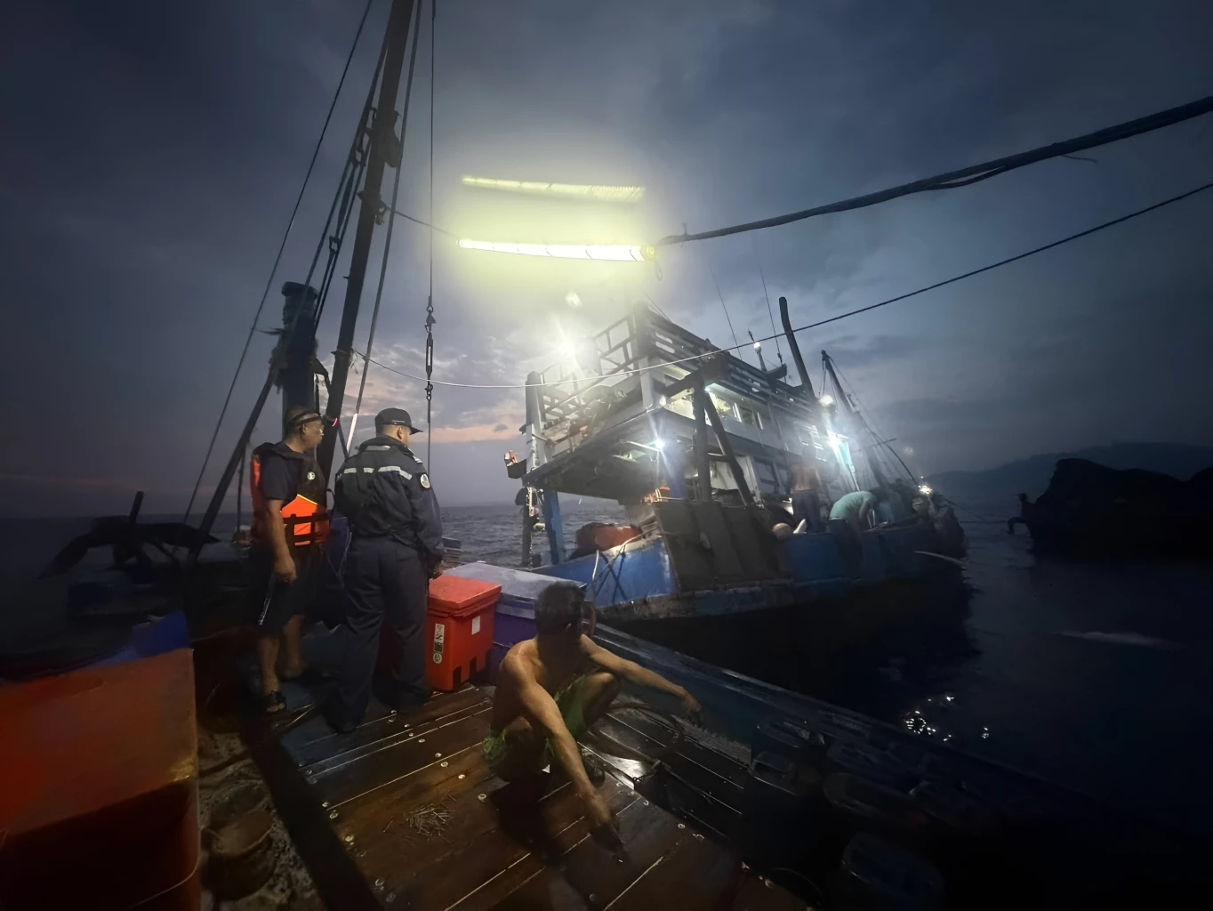 นาทีชีวิต! ทัพเรือภาค 3 ส่งเรือ ต.994 ฝ่าคลื่นช่วย 4 ลูกเรือ "ชลสิน 18" ชนโขดหินเกาะตะรุเตา รอดหวุดหวิด