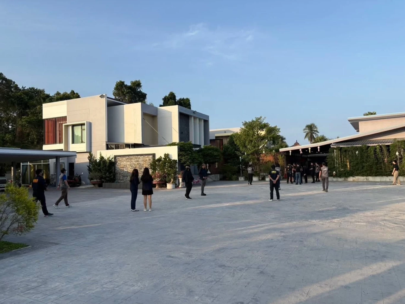 "ชนนพัฒฐ์" ปิดบ้านเงียบ หลังดีเอสไอ-ปปง.บุกค้นบ้านพัก ปมเอี่ยว "เว็บพนัน"