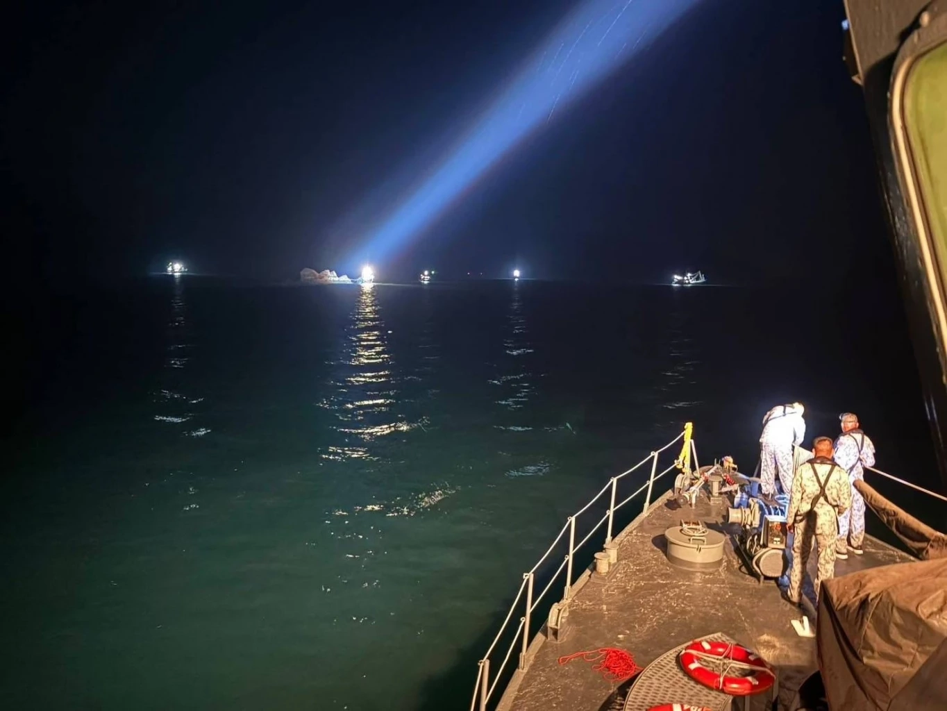 นาทีชีวิต! ทัพเรือภาค 3 ส่งเรือ ต.994 ฝ่าคลื่นช่วย 4 ลูกเรือ "ชลสิน 18" ชนโขดหินเกาะตะรุเตา รอดหวุดหวิด