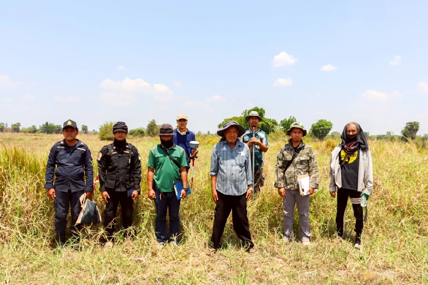 กกล.บูรพา ร่วมกับ ป่าไม้-ที่ดิน สระแก้ว "เร่งรังวัด-ตรวจสิทธิ" ที่ทำกินให้ชาวบ้าน บ.หนองจาน กว่า 70 ไร่ พร้อมสร้างหลุมหลบภัย