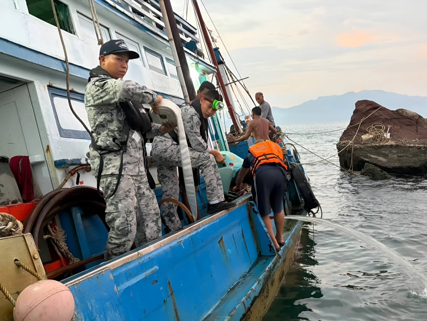 นาทีชีวิต! ทัพเรือภาค 3 ส่งเรือ ต.994 ฝ่าคลื่นช่วย 4 ลูกเรือ "ชลสิน 18" ชนโขดหินเกาะตะรุเตา รอดหวุดหวิด