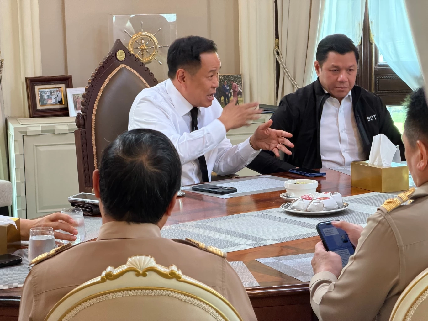 นายกฯ ถกเครียดวิกฤตพลังงานกว่า 2 ชม. ปัดตอบหลังครบกำหนดตรึงดีเซล