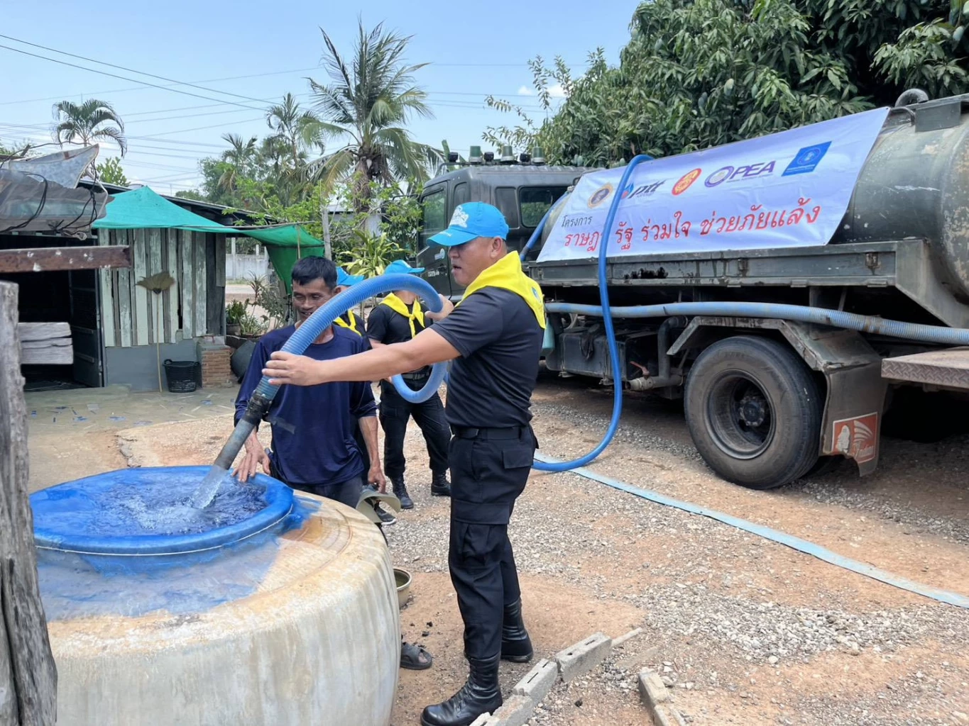 กองกำลังบูรพา ลุยแจกน้ำ 1.2 หมื่นลิตร ช่วยภัยแล้งสระแก้ว