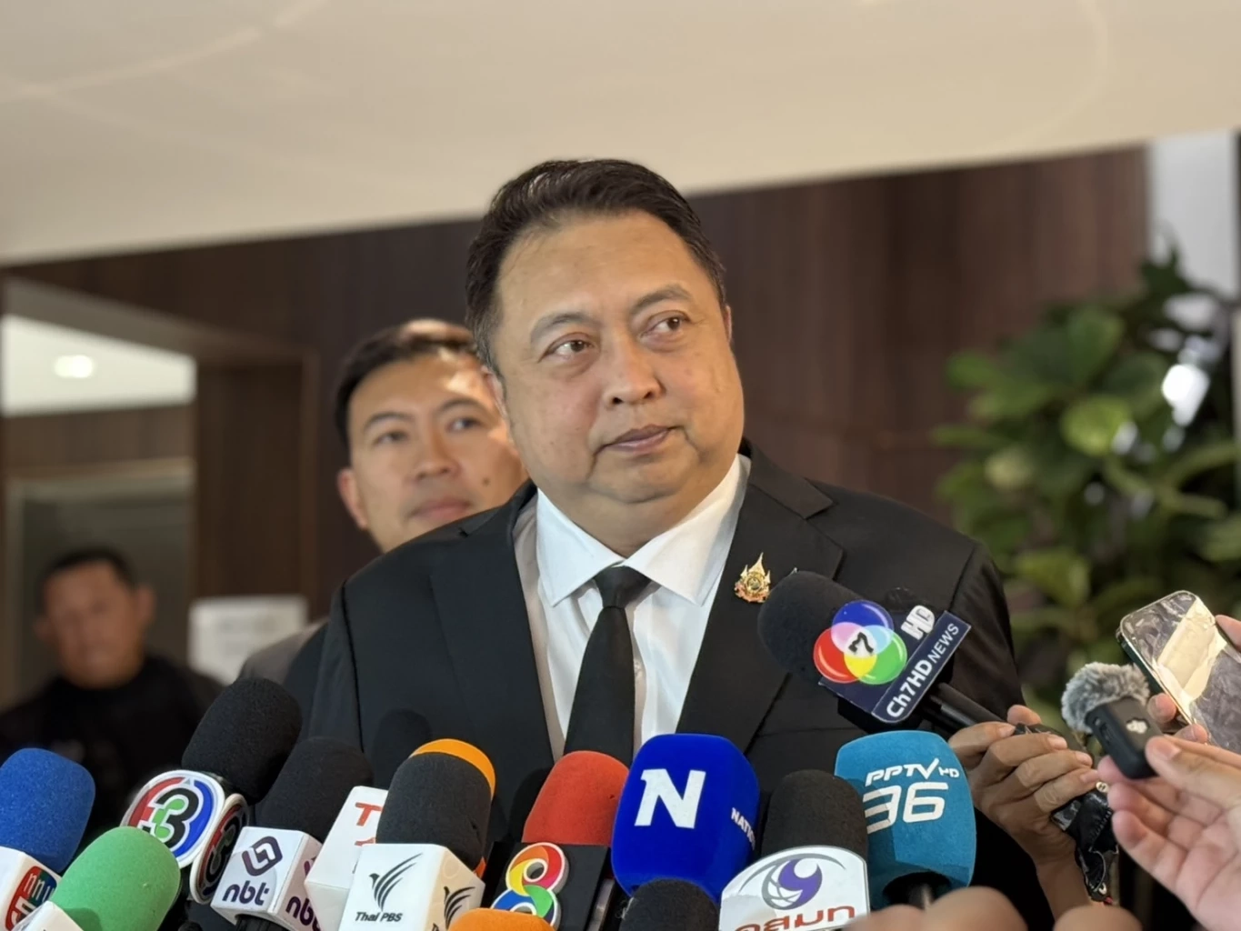 "สุชาติ" ปัด ตอบถูกทาบทาม นั่ง "รมต." ต่อ บอกร่วมงาน "อนุทิน" สนุก สภาฯ คึกคัก สส. ตบเท้าเข้ารายงานตัว