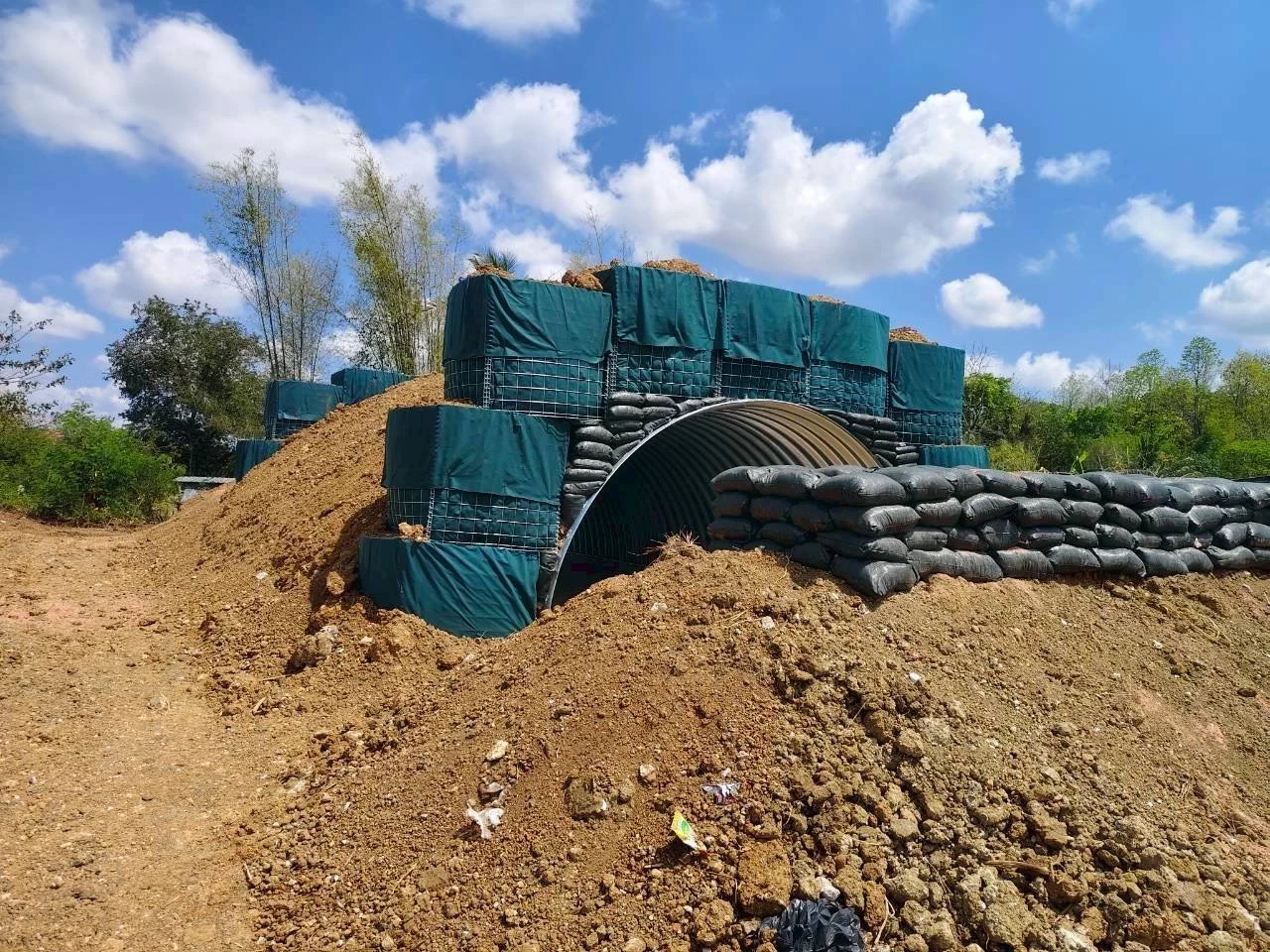 กกล.บูรพา ร่วมกับ ป่าไม้-ที่ดิน สระแก้ว "เร่งรังวัด-ตรวจสิทธิ" ที่ทำกินให้ชาวบ้าน บ.หนองจาน กว่า 70 ไร่ พร้อมสร้างหลุมหลบภัย