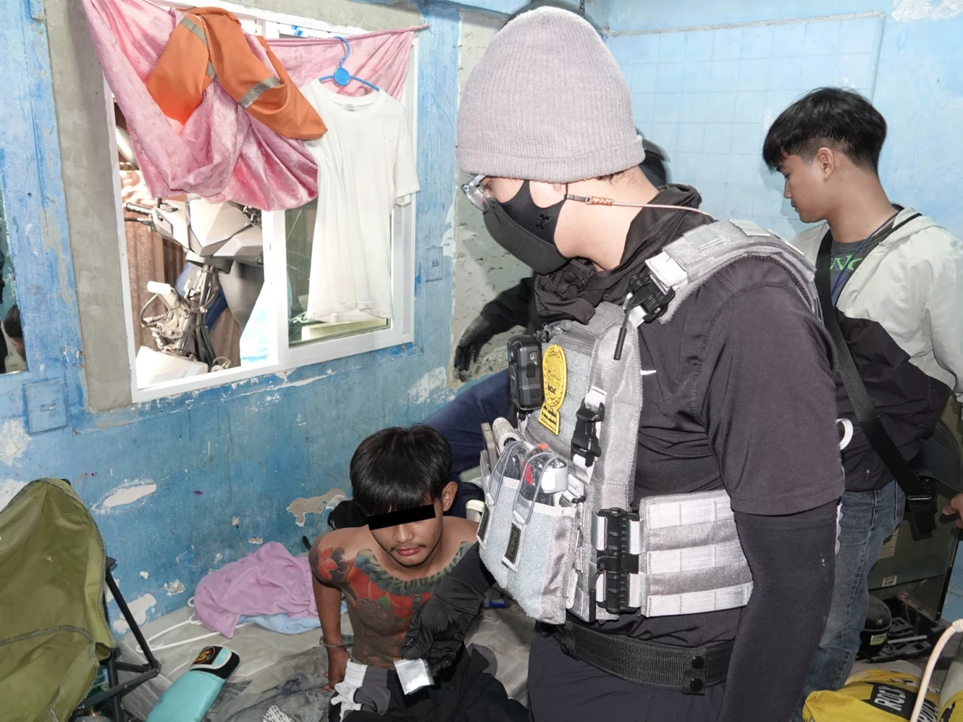 ทลายซุ้มหัวจ่ายยาเสพติดหลังวัดรวก โชว์ปืน-แอบผลิตแบงก์ปลอม