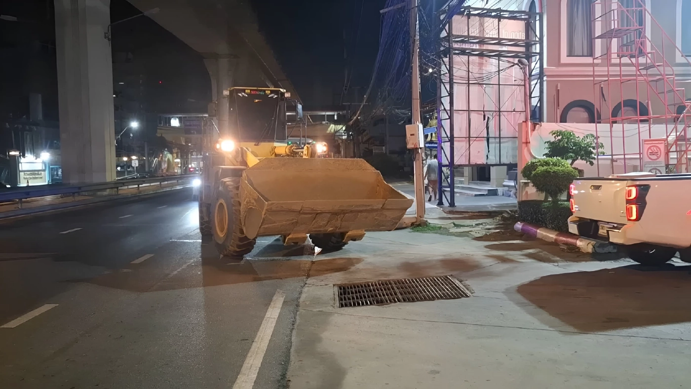 วุ่นทั้งปั๊ม! "รถแทรกเตอร์" โผล่ต่อคิวเติม "น้ำมัน" กลางดึก หลังรัฐสั่งห้าม "เติมใส่ถัง" วอนรัฐผ่อนปรน (มีคลิป)