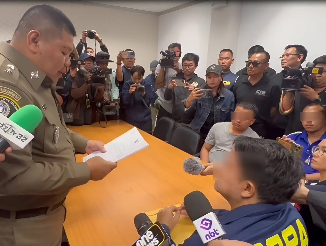 เปิดคลิป! ทลายขบวนการขายชาติ รวบ "ปลัดอำเภอวังน้อย-แก๊งนายหน้า" สวมสิทธิ์บัตรชมพูเด็กต่างด้าว