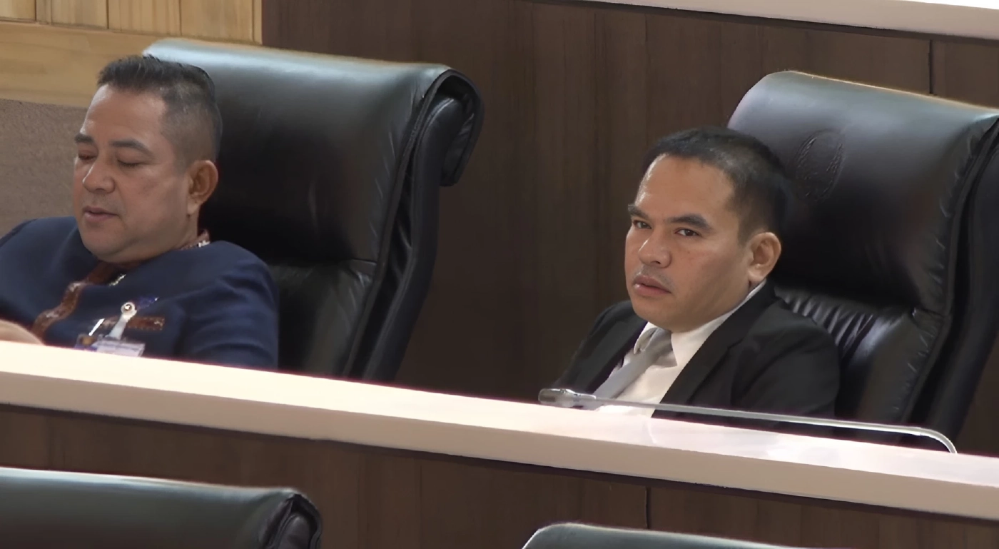 ไม่กั๊กแล้ว! งูเห่า "สุริยา วงศ์อารีย์" โผล่นั่งเฝ้ารัง "ภูมิใจไทย" หลังพรรคประชาชนสั่ง "ดอง" (มีคลิป)