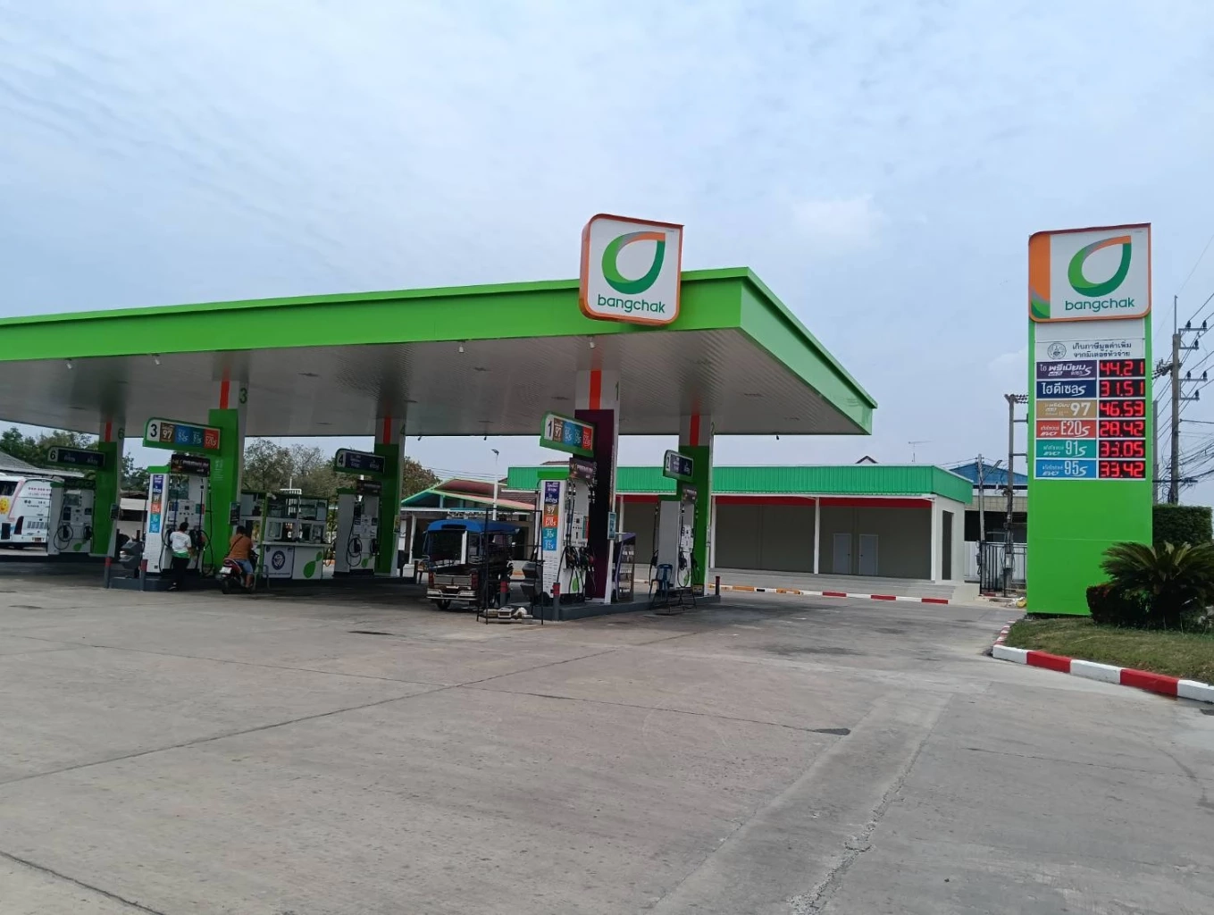 ชีวิตคนรอน้ำมันไม่ได้! เจ้าของปั๊มน้ำใจงาม เปิด "ตู้ฉุกเฉิน" สำรองน้ำมันให้รถกู้ชีพเติม (มีคลิป)