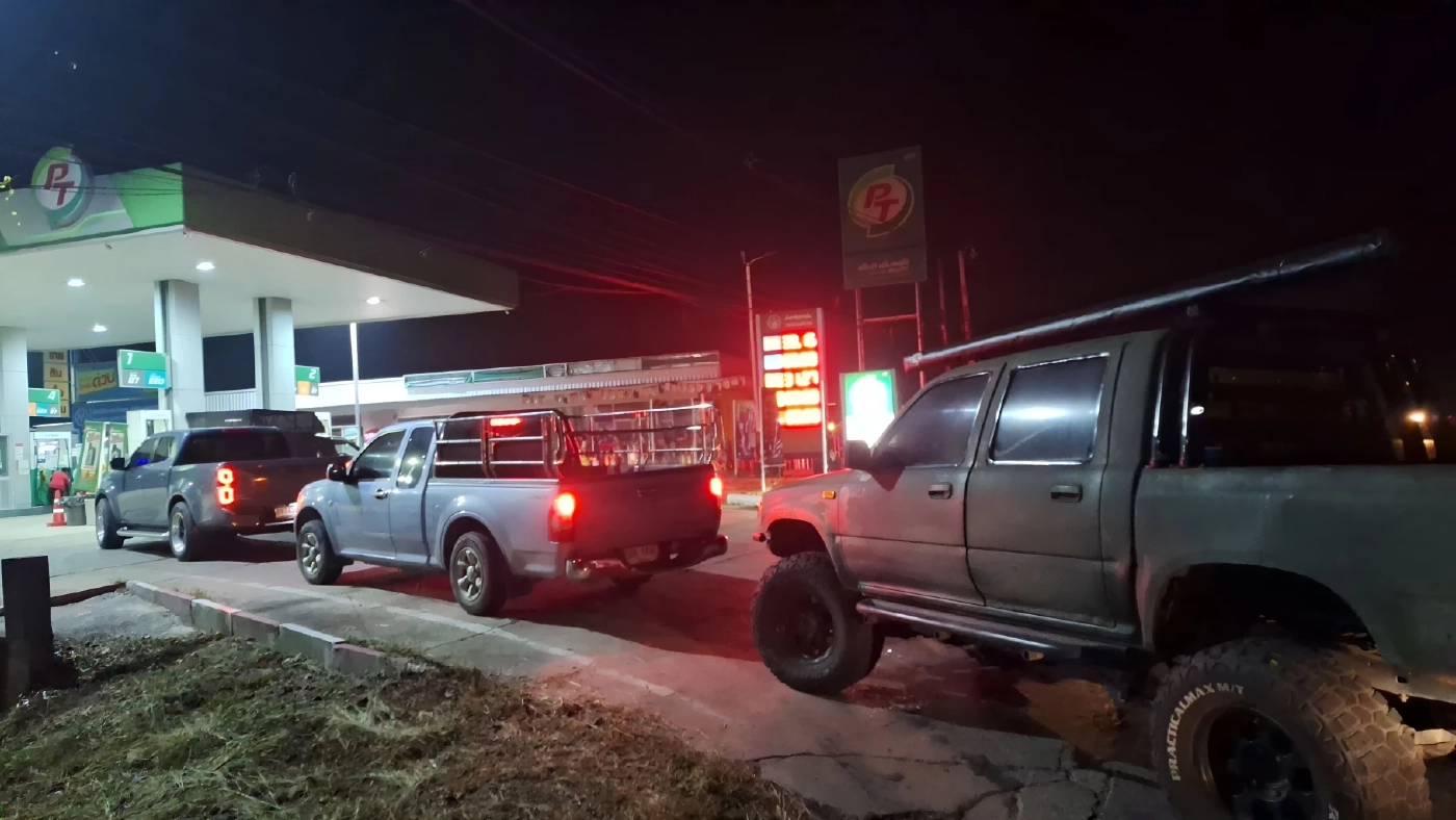 ต่อคิวซื้อน้ำมัน! "ชาวบ้าน-เกษตรกรบางระจัน" หิ้วแกลอน มาต่อคิวซื้อ "น้ำมัน" ตั้งแต่ตี 1 (มีคลิป)