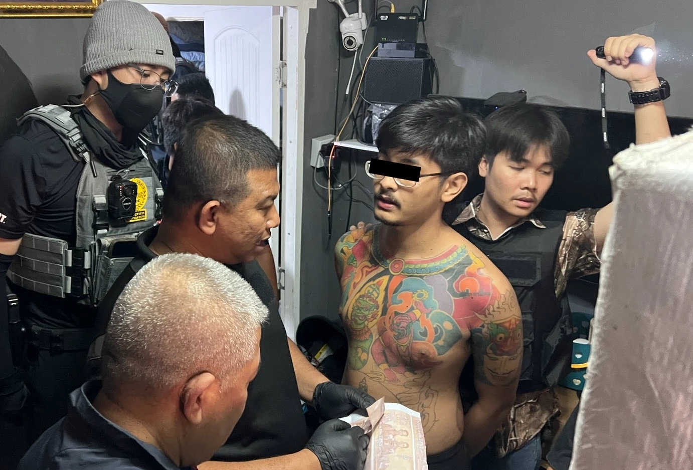 ทลายซุ้มหัวจ่ายยาเสพติดหลังวัดรวก โชว์ปืน-แอบผลิตแบงก์ปลอม