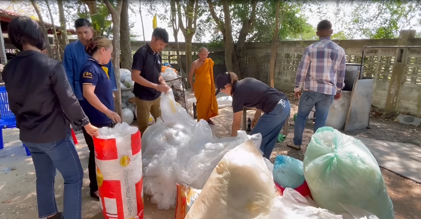 พึ่งพาตนเอง! ขยะ 1 กก. แลกน้ำมัน 1 ลิตร! วัดศรีชัยวัฒนาราม โชว์นวัตกรรม กลั่น "พลาสติก" เป็น "ดีเซล" (มีคลิป)