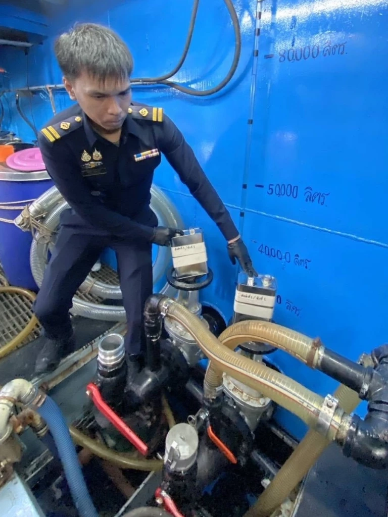 สรรพสามิตบูรณาการกองทัพเรือ จับกุมน้ำมันดีเซล 85,000 ลิตร ค่าปรับ 3.85 ล้านบาท