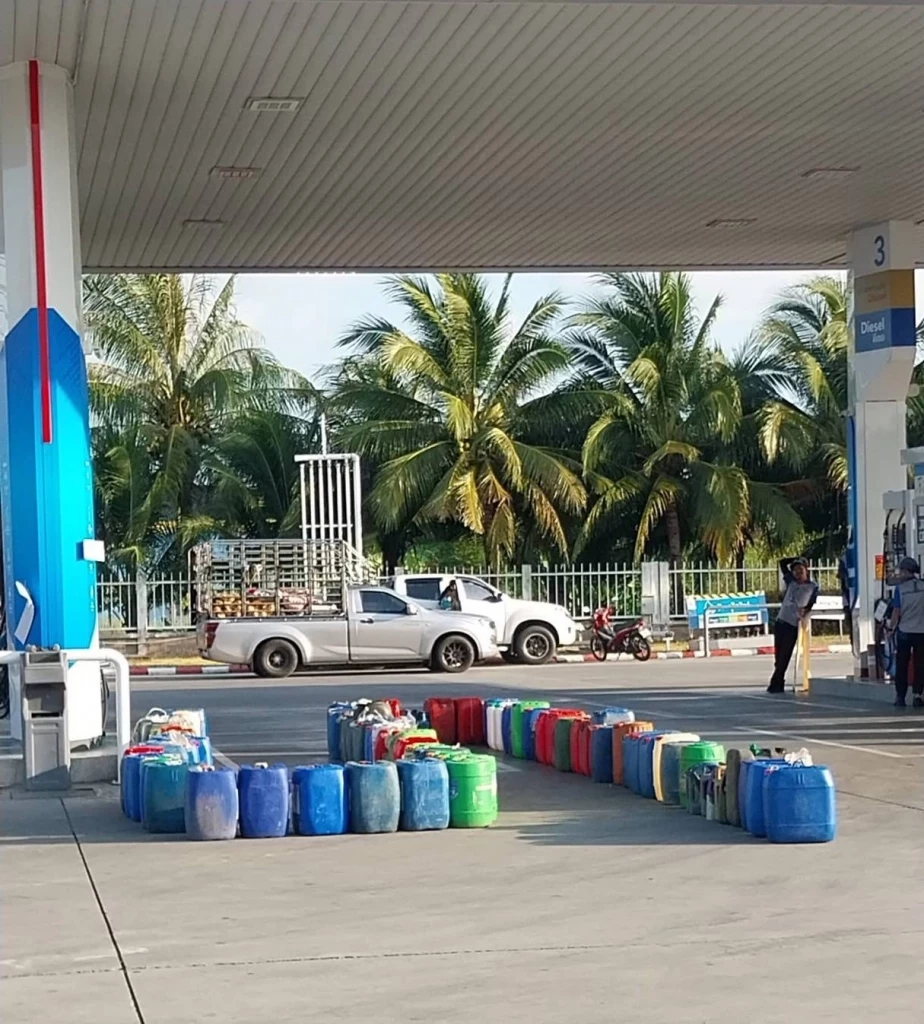 ภาพที่ไม่เคยเห็น! แกลลอนวางเรียงยาวเหยียด ชาวสงขลาโอด "น้ำมันหายาก" ตื่นตี 2 มาจองคิวรอน้ำมัน (มีคลิป)