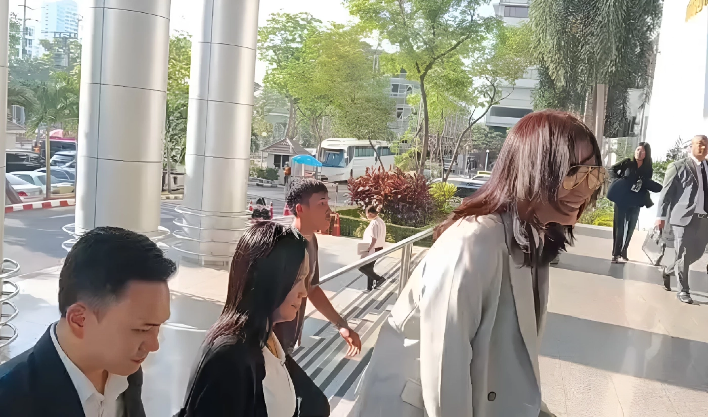 "ทนายตั้ม-ภรรยา" ขึ้นศาลซักค้าน "คดีฉ้อโกงฯ" ส่วน "เจ๊อ้อย" มาพร้อมทนาย ด้วยทีท่ามั่นใจ (มีคลิป)