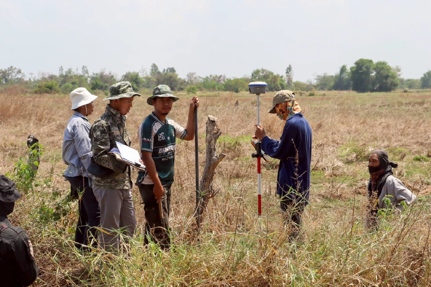 กกล.บูรพา ร่วมกับ ป่าไม้-ที่ดิน สระแก้ว "เร่งรังวัด-ตรวจสิทธิ" ที่ทำกินให้ชาวบ้าน บ.หนองจาน กว่า 70 ไร่ พร้อมสร้างหลุมหลบภัย