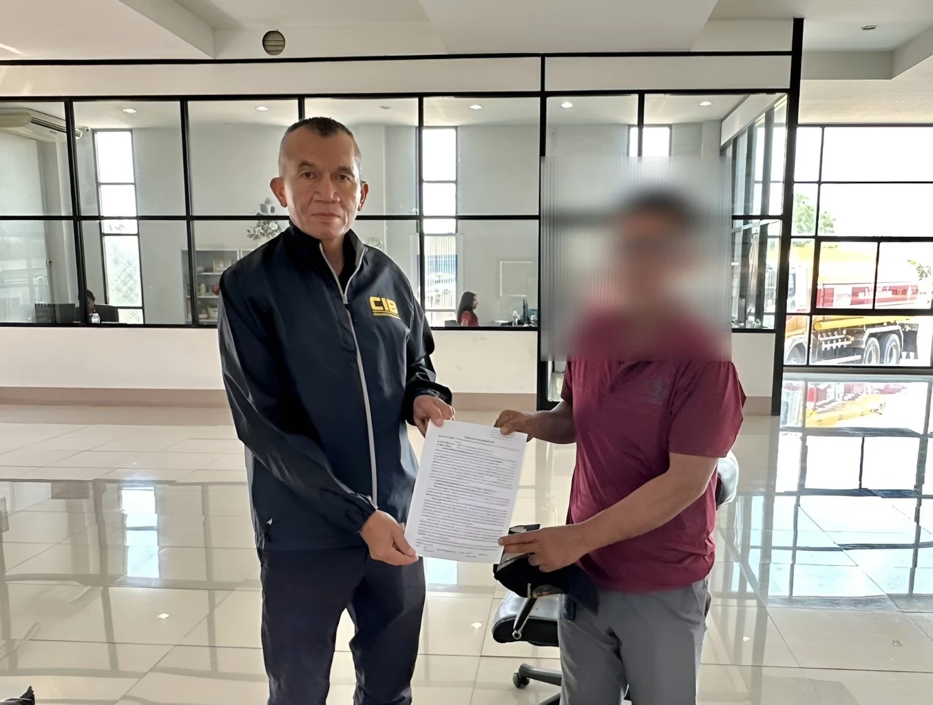 บุกทลายคลังน้ำมันอ่างทอง! ยึดของกลาง 3.3 แสนลิตร ไร้เอกสารซื้อขาย-เลี่ยงภาษี (มีคลิป)