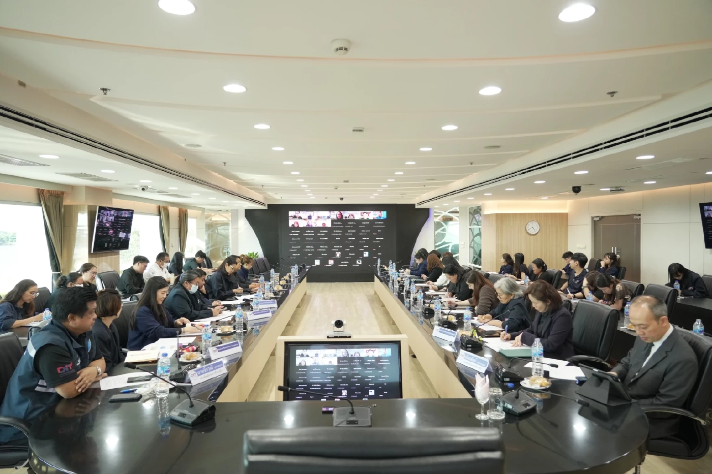 พาณิชย์ถกห้างใหญ่-ตลาดสด ยันสินค้าอุปโภคบริโภคไม่ขึ้นราคา