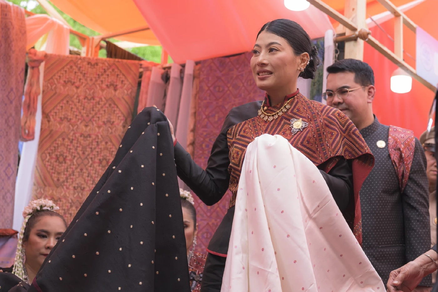 สมเด็จพระเจ้าลูกเธอ เจ้าฟ้าสิริวัณณวรี นารีรัตนราชกัญญา เสด็จทอดพระเนตรนิทรรศการภูมิปัญญาผ้าไทย-หัตถกรรมชุมชน