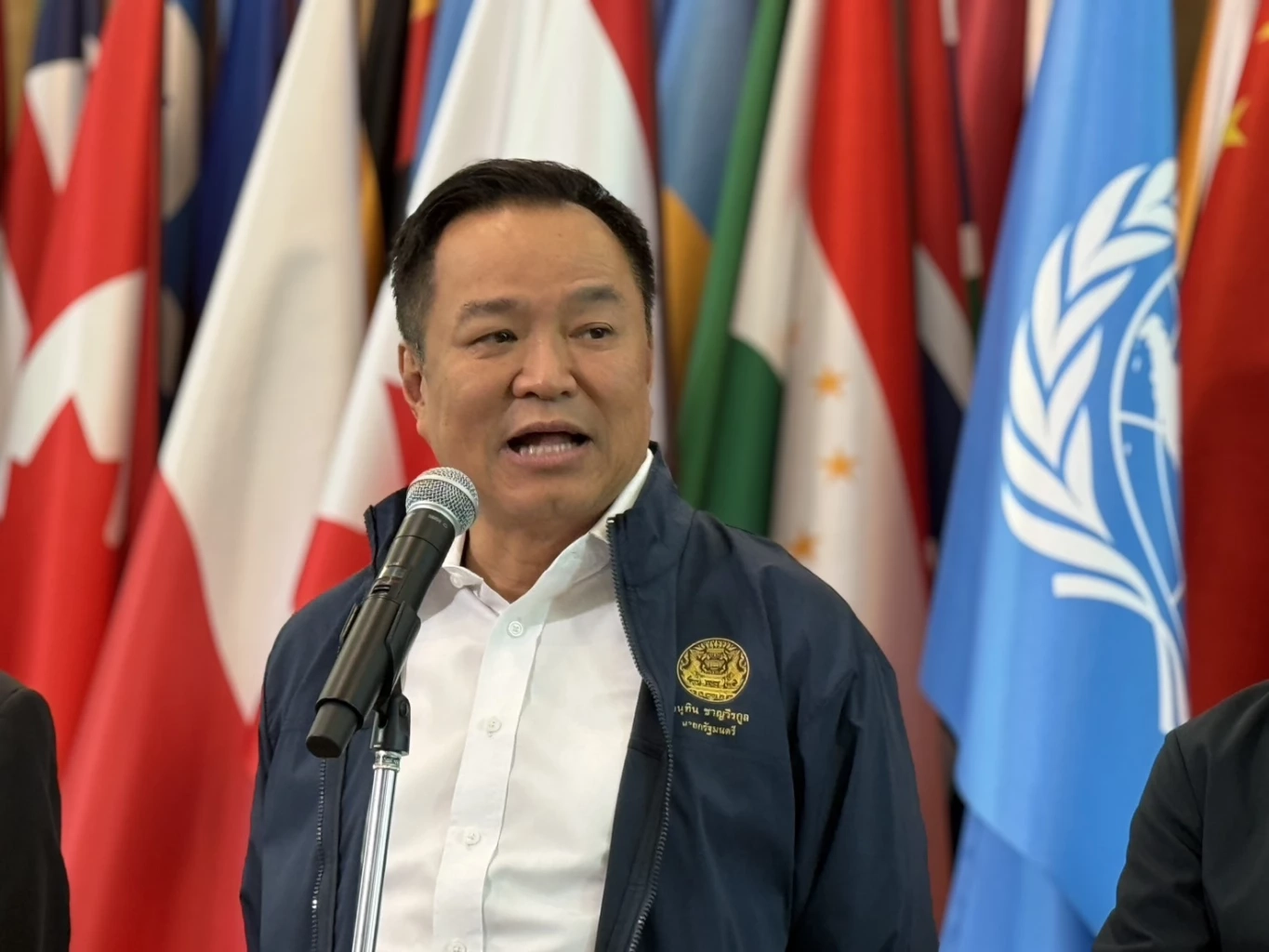 นายอนุทิน ชาญวีรกูล นายกรัฐมนตรี 