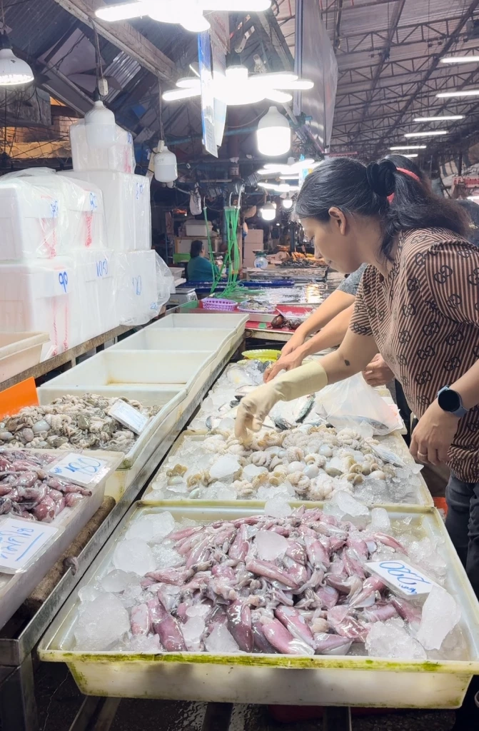 วิกฤตน้ำมัน ทำปูม้าพุ่งโลละ 850! แม่ค้าปากน้ำโอด กว่าจะได้ขายวิ่งหาน้ำมัน 7 ปั๊ม