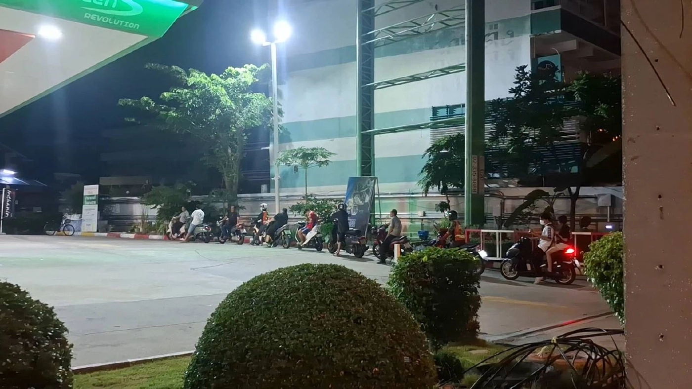 วุ่นทั้งปั๊ม! "รถแทรกเตอร์" โผล่ต่อคิวเติม "น้ำมัน" กลางดึก หลังรัฐสั่งห้าม "เติมใส่ถัง" วอนรัฐผ่อนปรน (มีคลิป)