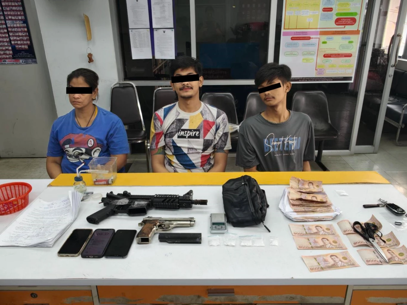 ทลายซุ้มหัวจ่ายยาเสพติดหลังวัดรวก โชว์ปืน-แอบผลิตแบงก์ปลอม