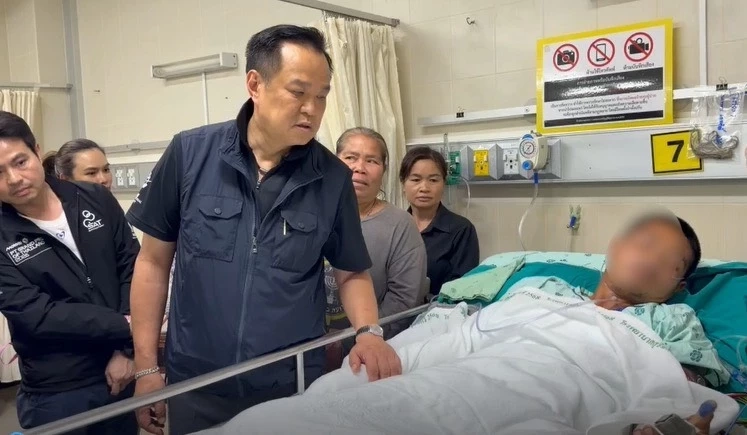 “อนุทิน” ลงพื้นที่ จ.สุรินทร์ เยี่ยมทหารเหยียบทุ่นระเบิดบาดเจ็บ