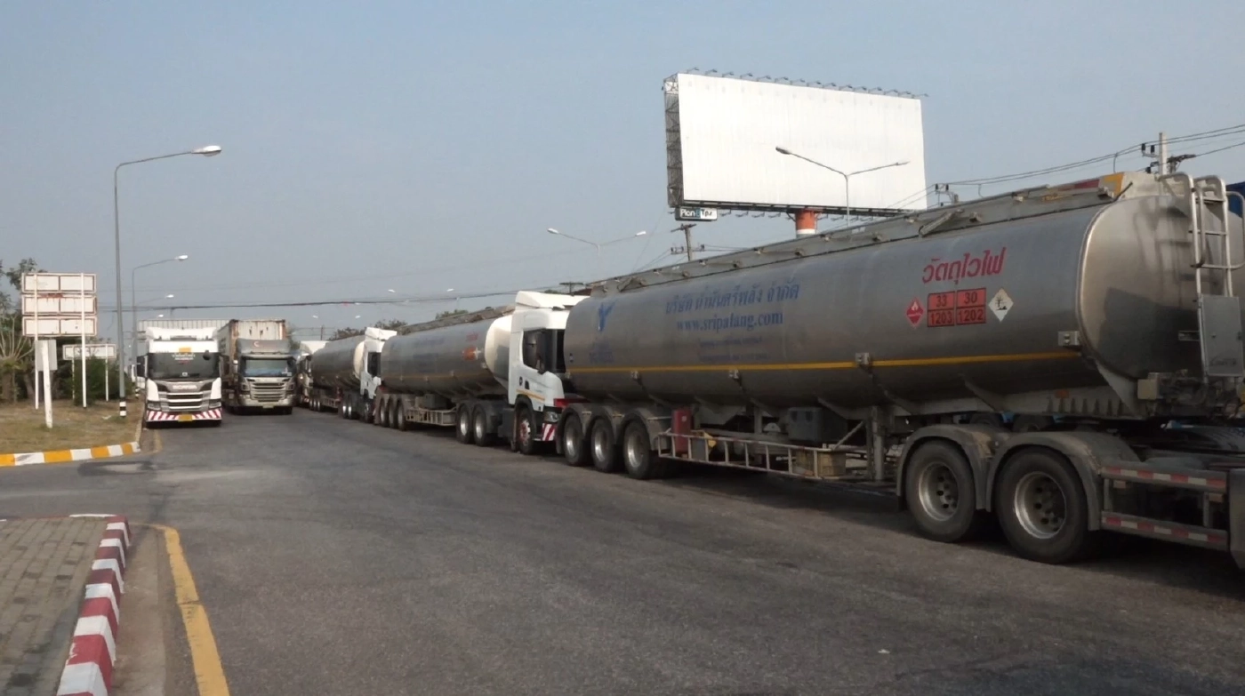 รถน้ำมันจอดรอข้ามโขงกว่า 40 คัน สวนทางปั๊มมุกดาหารขึ้นป้าย "น้ำมันหมด"