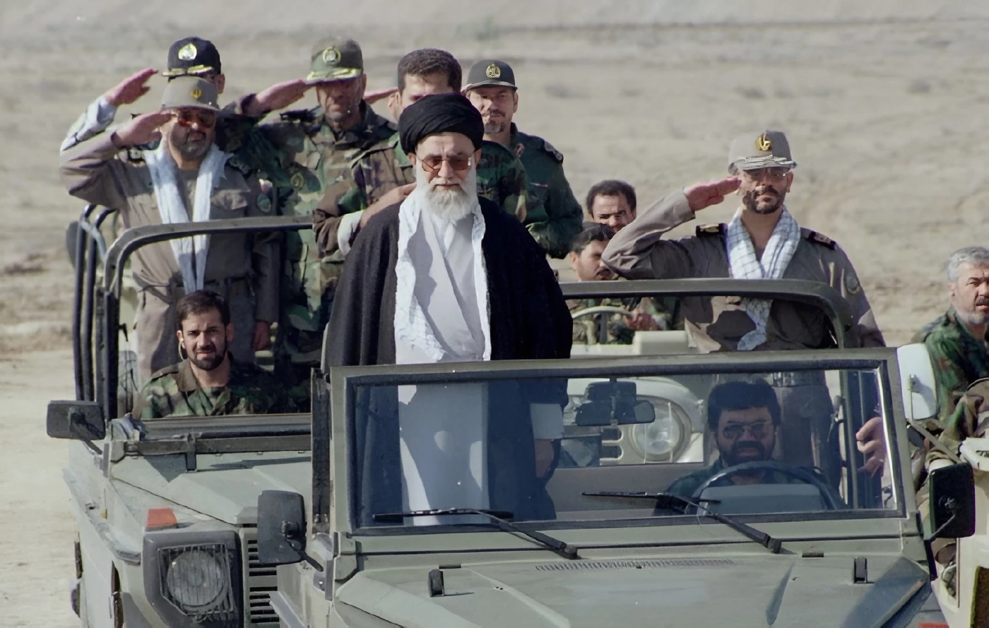 เปิดแผนล่อเสือออกจากถ้ำ! "อิสราเอล" ล่อให้ "คาเมเนอี" รู้สึกปลอดภัยออกจากที่ซ่อน ก่อนใช้ ขีปนาวุธ "บลู สแปร์โรว์" โจมตี