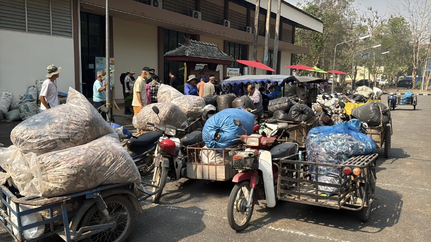 เชียงใหม่ไอเดียเจ๋ง! เปิดตลาดนัด "ใบไม้แลกไข่" สันกำแพงโมเดล สกัดเผาป่า-ลดค่าครองชีพสู้พิษเศรษฐกิจ