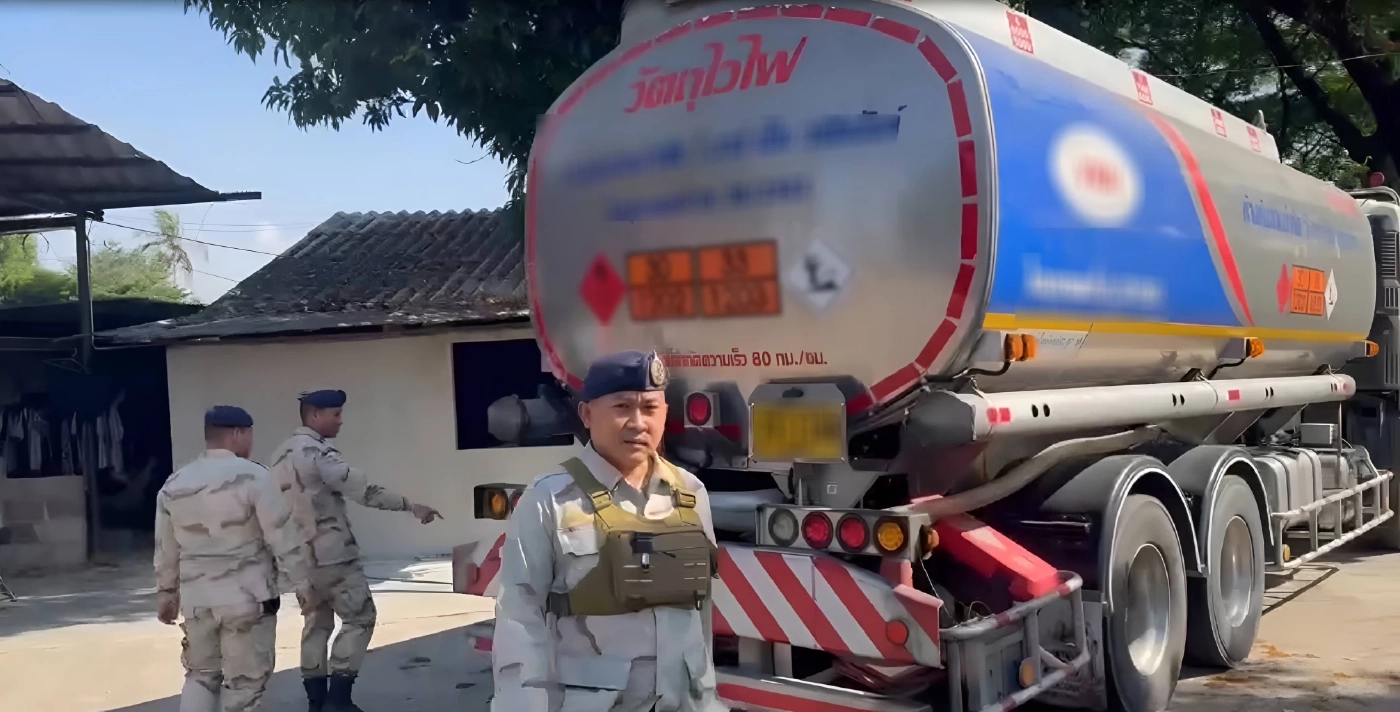 คาหนังคาเขา! จับรถบรรทุกแอบขน "น้ำมัน 2 หมื่นลิตร" ซุก "โกดังริมแม่น้ำเมย" เตรียมส่งขาย "เมียนมา" (มีคลิป)