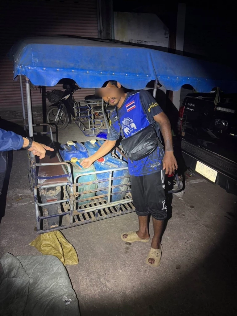 คุมเข้ม! จับหนุ่มเมียนมา ลักลอบขนน้ำมัน 120 ลิตร เตรียมข้ามชายแดนสังขละบุรี