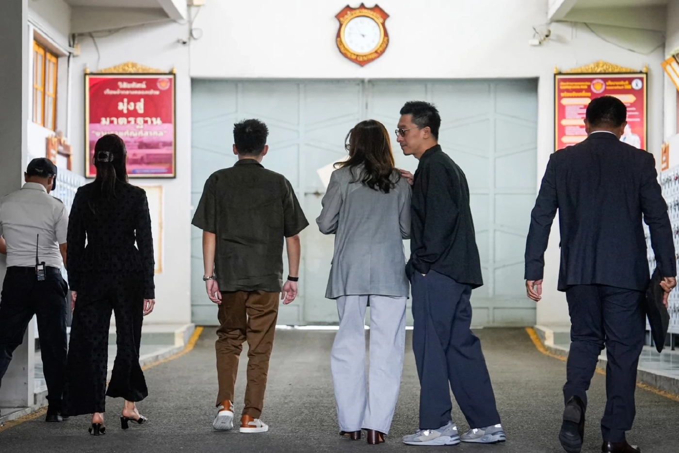 "เอม-โอ๊ค" เยี่ยม "ทักษิณ" เผยคุณพ่อกำลังใจดี จับตากรมราชทัณฑ์สรุปรายชื่อ 31 มี.ค.นี้