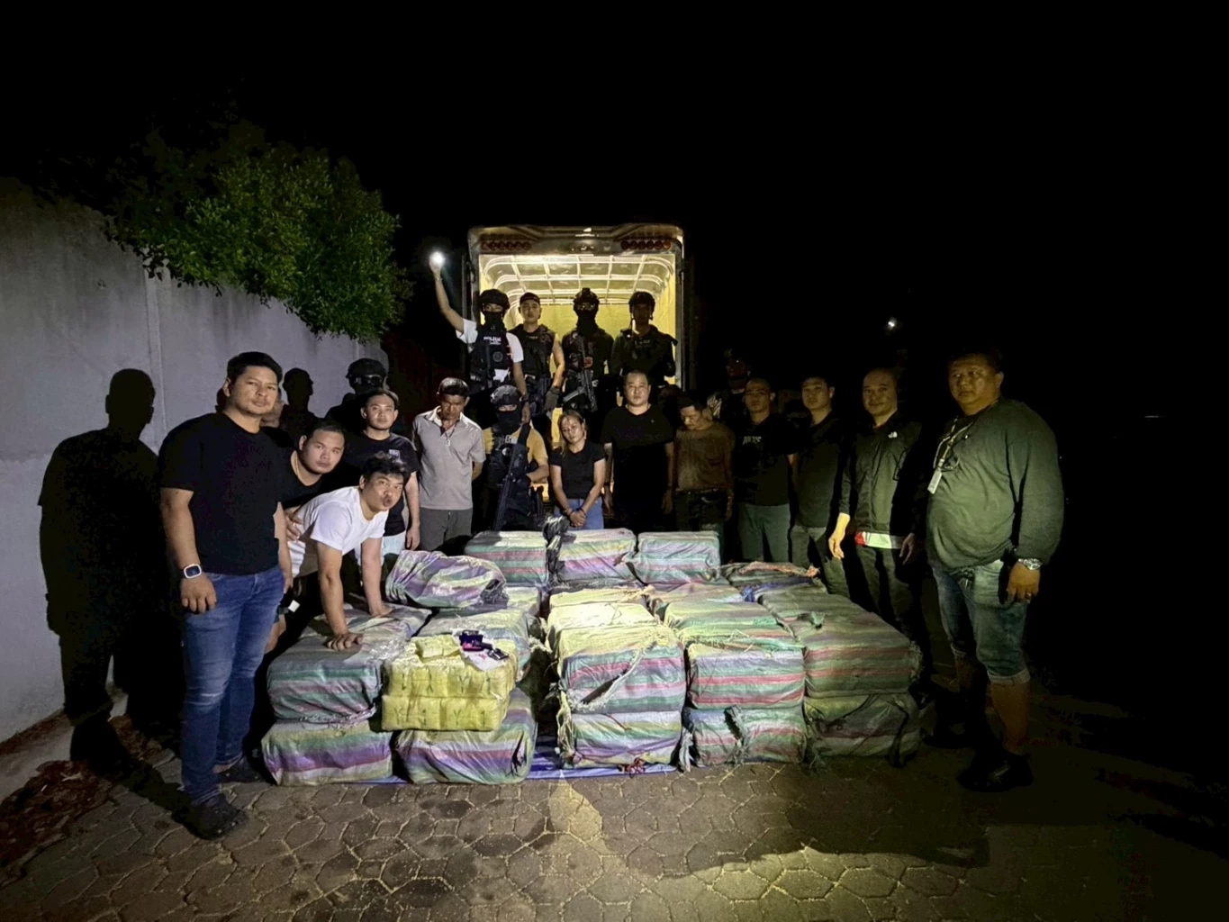 นครบาลแถลงจับแก๊งค้ายา ยึดของกลางบิ๊กล็อต 9 ล้านเม็ด-ไอซ์ 39 กก.