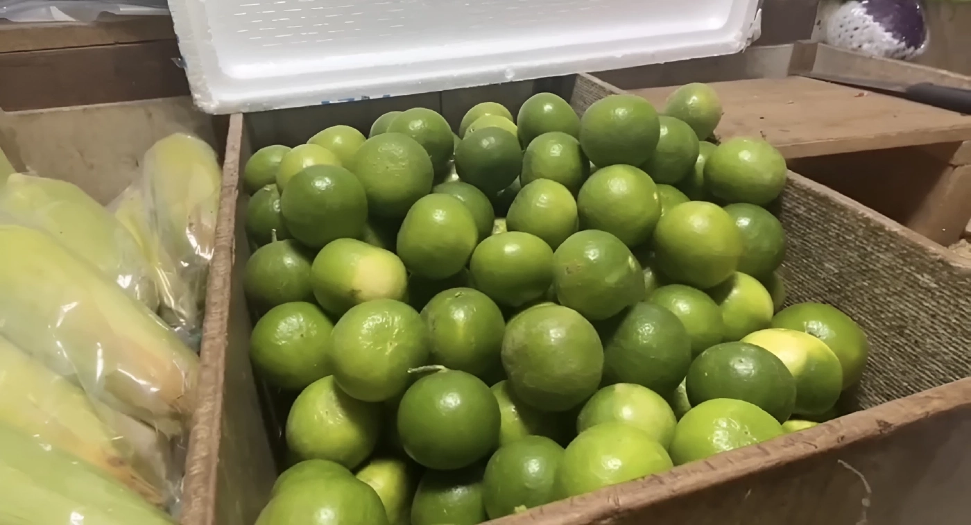 มะนาวพุ่งลูกละ 9-10 บาท! แม่ค้าตลาดหัวสำโรง โอดต้นทุนกระฉูด ลูกค้าเมินขอซื้อแค่ลูกเดียวประทังชีวิต (มีคลิป)