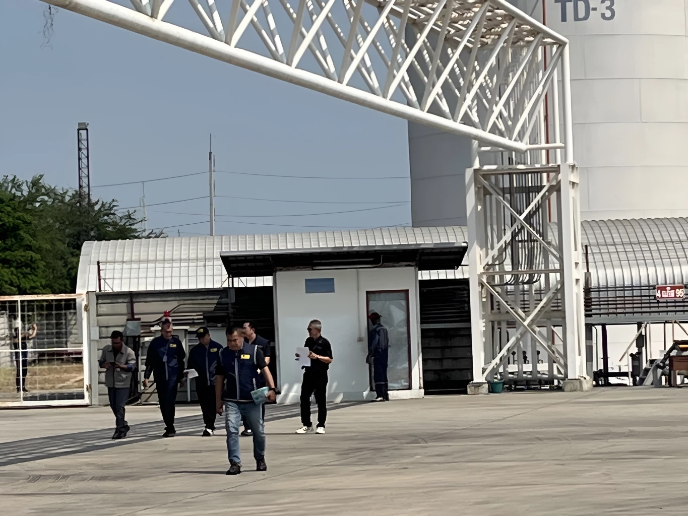 บุกทลายคลังน้ำมันอ่างทอง! ยึดของกลาง 3.3 แสนลิตร ไร้เอกสารซื้อขาย-เลี่ยงภาษี (มีคลิป)