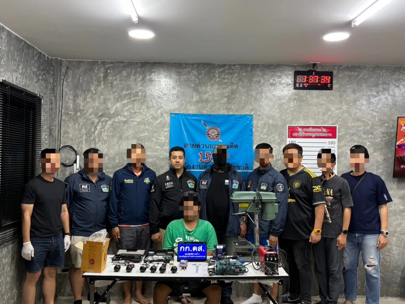 สืบนครบาล บุกรังวัยรุ่น 19 เมืองจันท์ ซุกลูกเกลี้ยง-ผลิตอาวุธเพียบ