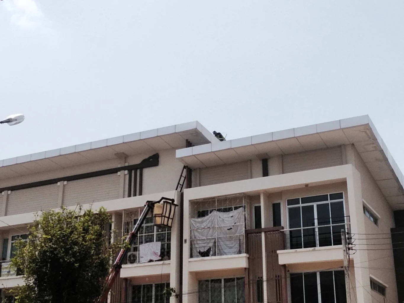 กสทช.บุกทลายจุดปล่อยสัญญาณเถื่อนชายแดนอรัญฯ หวั่นเอื้อมิจจี้