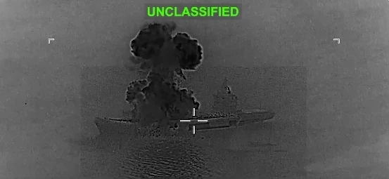 นาทีสหรัฐฯ โจมตีเรือบรรทุกโดรนขนาดใหญ่ของอิหร่านจมทะเล (คลิป)