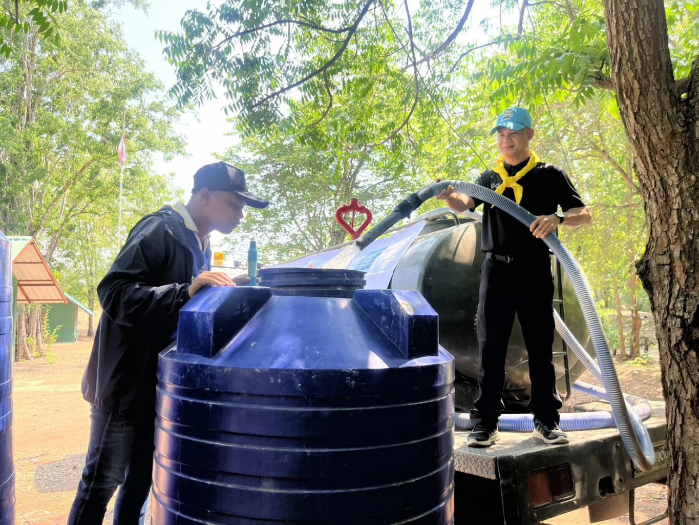 กองกำลังบูรพา ลุยแจกน้ำ 1.2 หมื่นลิตร ช่วยภัยแล้งสระแก้ว