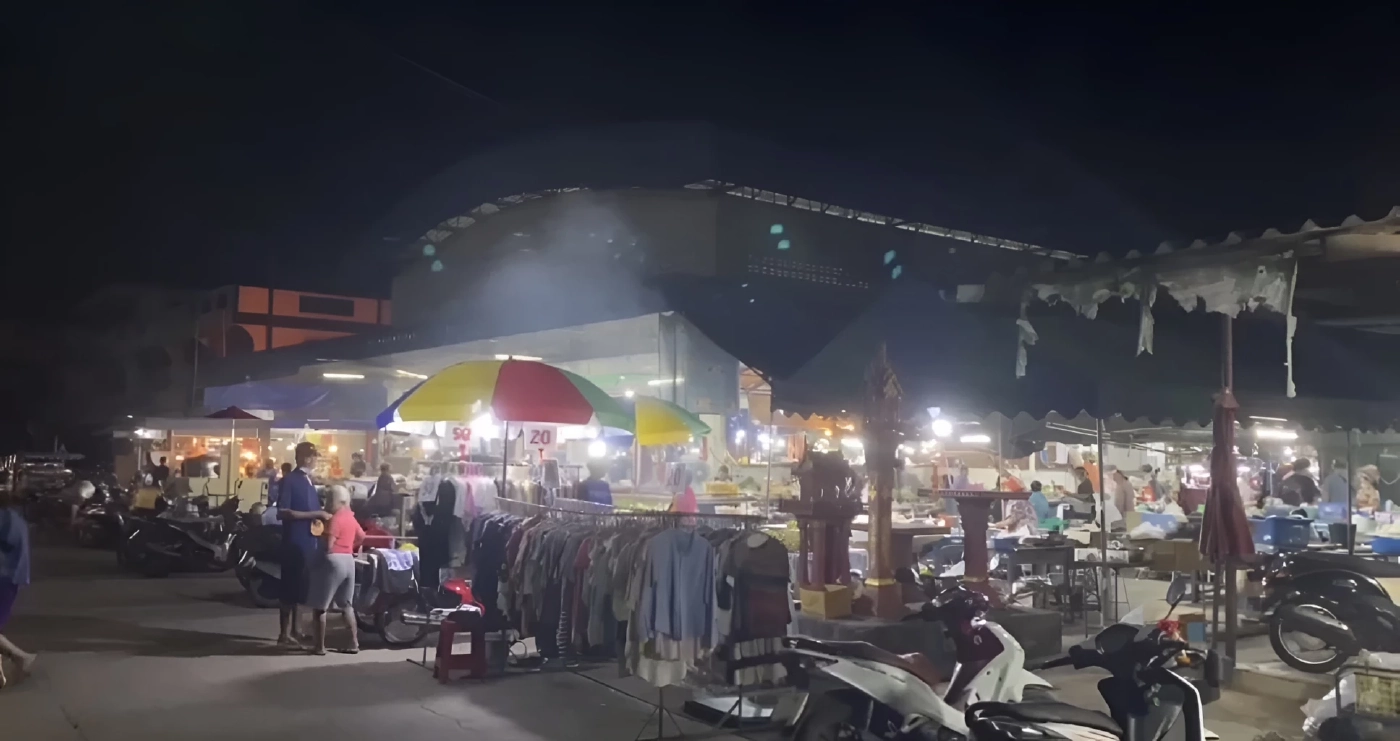 มะนาวพุ่งลูกละ 9-10 บาท! แม่ค้าตลาดหัวสำโรง โอดต้นทุนกระฉูด ลูกค้าเมินขอซื้อแค่ลูกเดียวประทังชีวิต (มีคลิป)