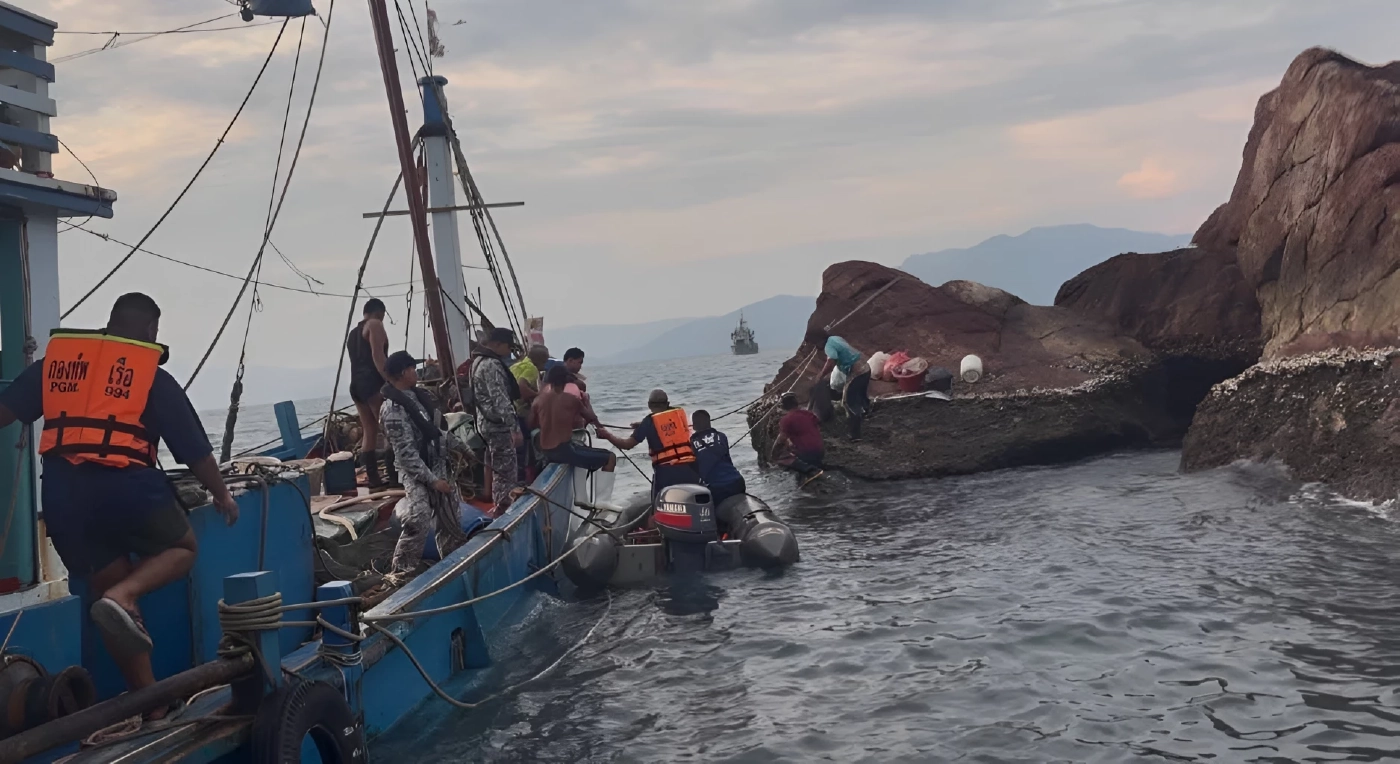 นาทีชีวิต! ทัพเรือภาค 3 ส่งเรือ ต.994 ฝ่าคลื่นช่วย 4 ลูกเรือ "ชลสิน 18" ชนโขดหินเกาะตะรุเตา รอดหวุดหวิด