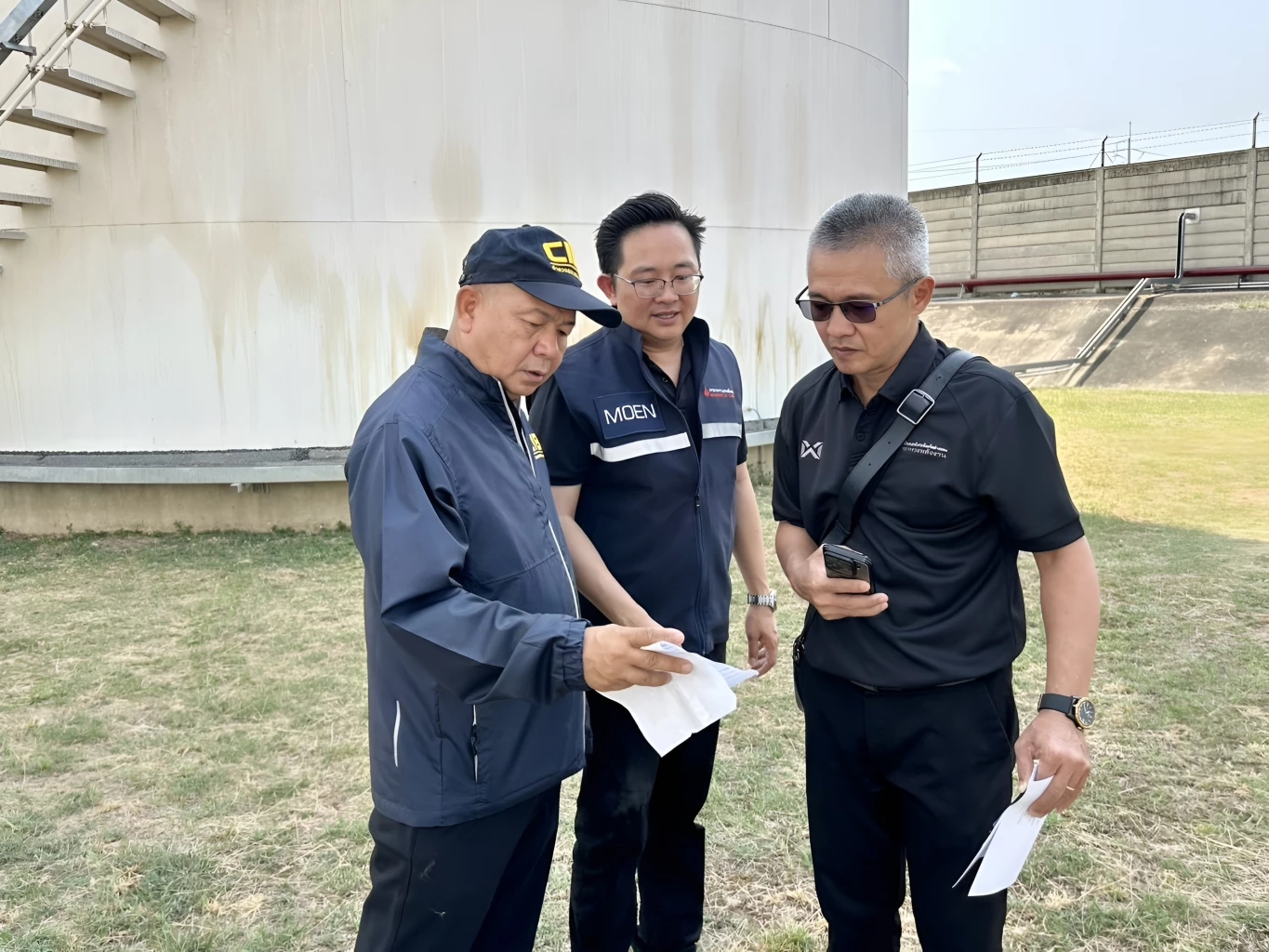 บุกทลายคลังน้ำมันอ่างทอง! ยึดของกลาง 3.3 แสนลิตร ไร้เอกสารซื้อขาย-เลี่ยงภาษี (มีคลิป)