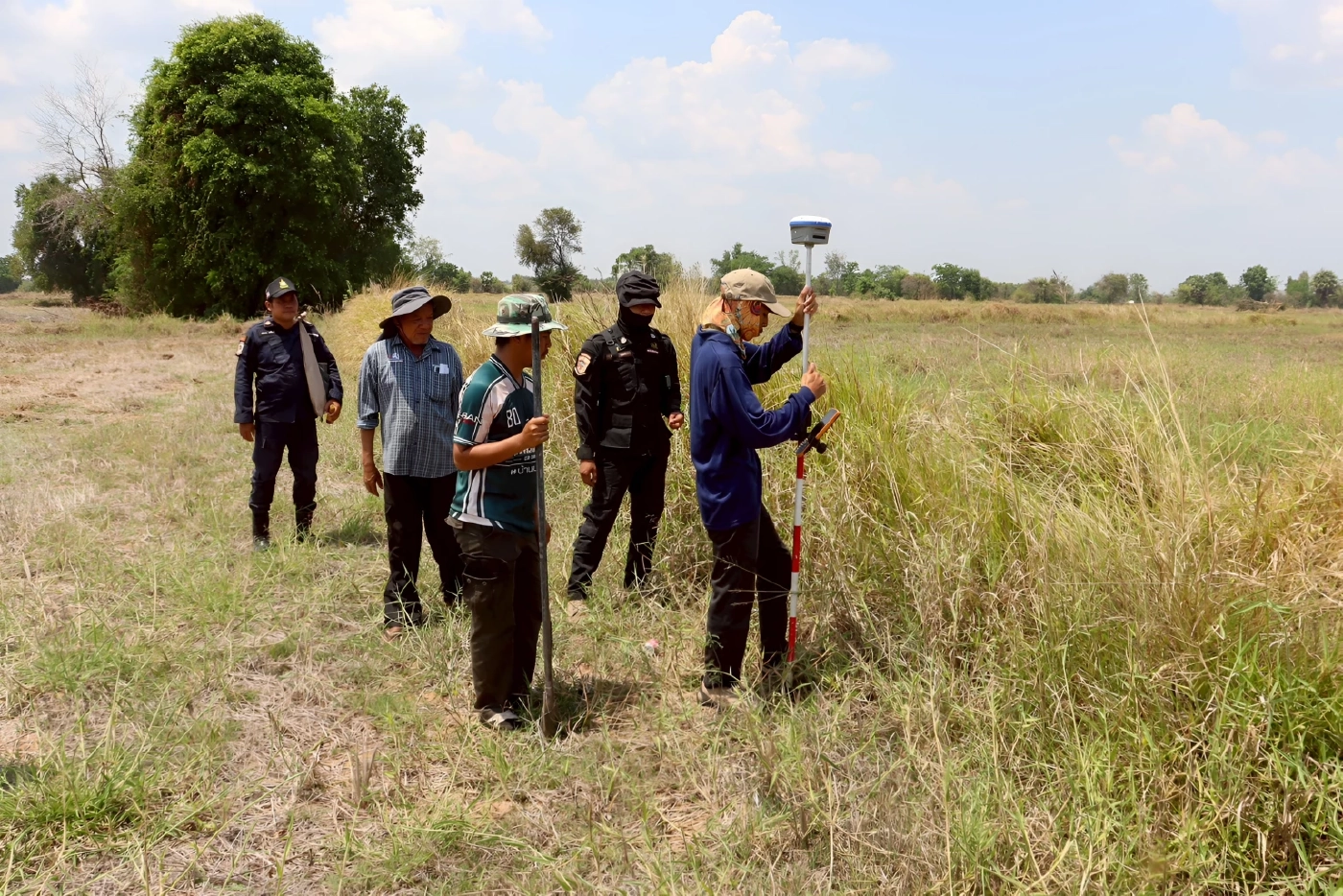 กกล.บูรพา ร่วมกับ ป่าไม้-ที่ดิน สระแก้ว "เร่งรังวัด-ตรวจสิทธิ" ที่ทำกินให้ชาวบ้าน บ.หนองจาน กว่า 70 ไร่ พร้อมสร้างหลุมหลบภัย