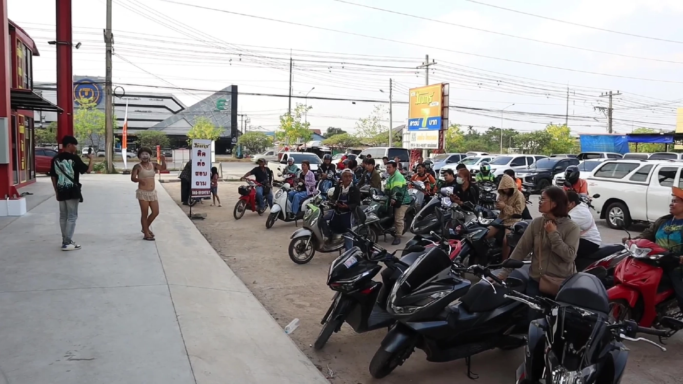 น้ำมันเต็มถัง 7 บาท! เสี่ยเต็นท์รถอุดรฯใจถึง ต่อลมหายใจไรเดอร์-นศ. สู้วิกฤติน้ำมันแพง (มีคลิป)