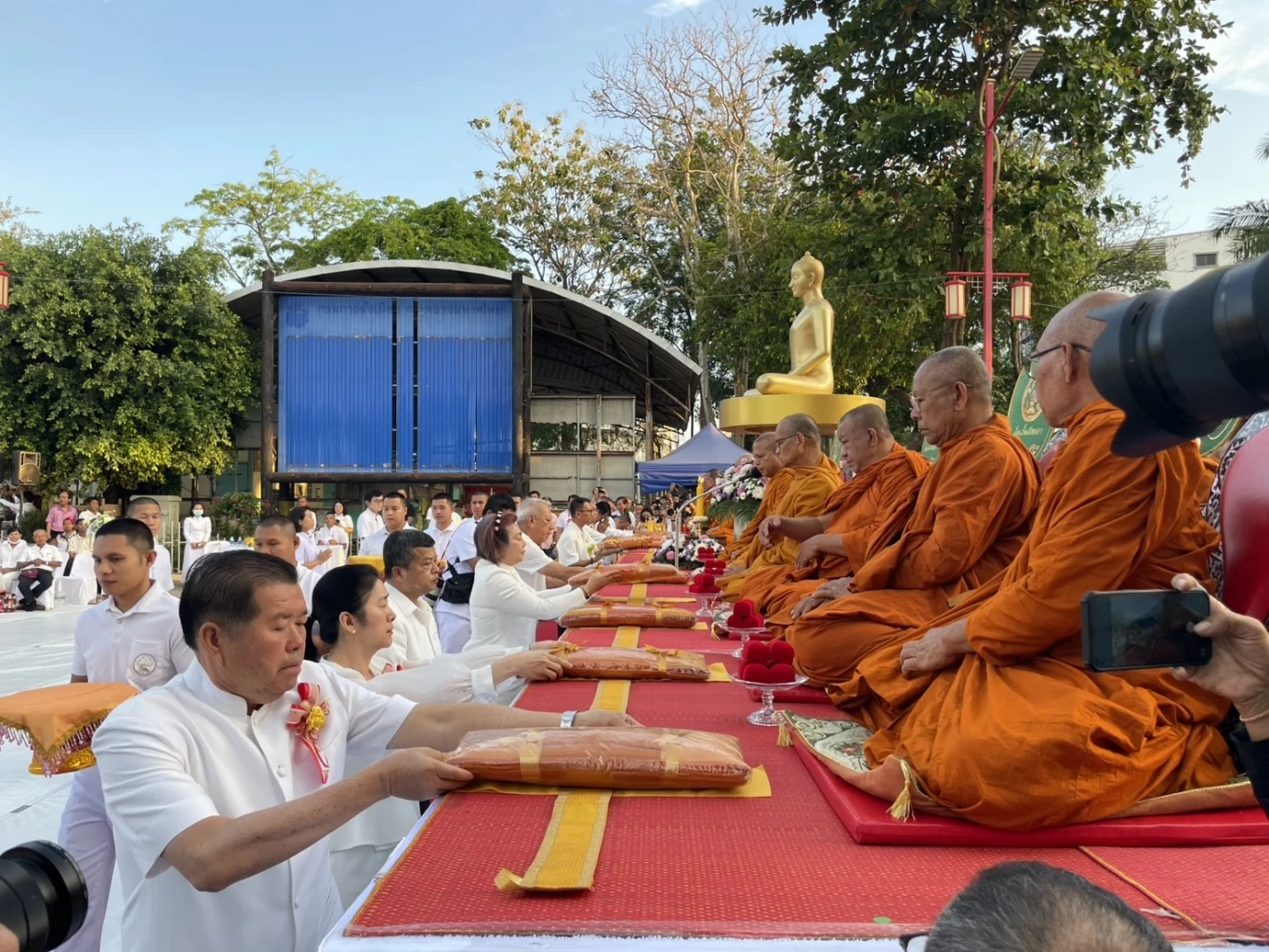 "พิพัฒน์–นิพนธ์" ร่วมทำบุญเมืองหาดใหญ่ ตักบาตรพระ 1,109 รูป