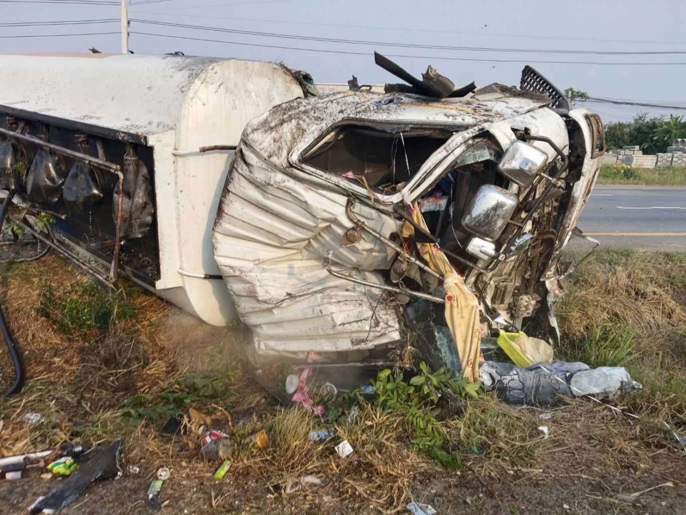 ระทึก! รถขนน้ำมัน 9,000 ลิตรพลิกคว่ำ อ.คง น้ำมันรั่วเกลื่อนถนน